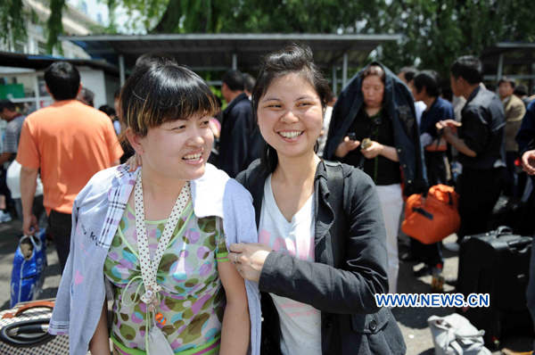 Chinese nationals prepare to board the chartered flight at an airport in Osh, southern Kyrgyzstan, June 15, 2010. (Xinhua/Sadat)