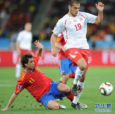 Gelson Fernandes' charge before the net awarded Switzerland a historic 1-0 win over Spain in their Group H opener in Durban, South Africa, June 16, 2010. This was the most unexpected result in the first round group matches. Switzerland never beat Spain in its past 18 attempts, managing only three draws. [Xinhua]