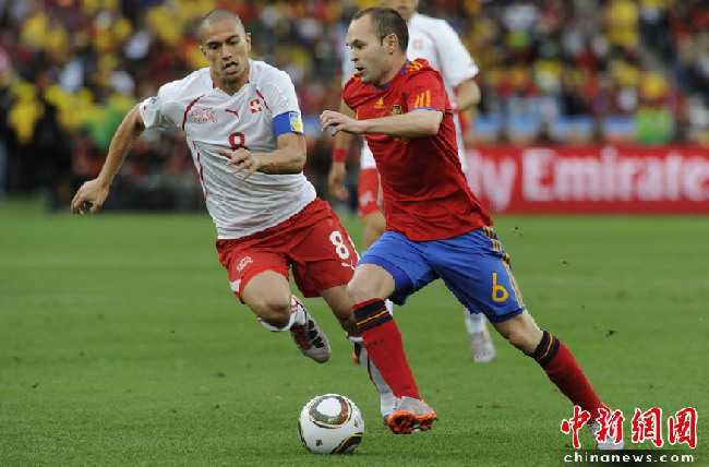 Gelson Fernandes' charge before the net awarded Switzerland a historic 1-0 win over Spain in their Group H opener in Durban, South Africa, June 16, 2010. This was the most unexpected result in the first round group matches. Switzerland never beat Spain in its past 18 attempts, managing only three draws. [Xinhua]