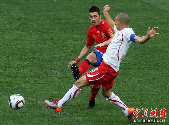 Gelson Fernandes' charge before the net awarded Switzerland a historic 1-0 win over Spain in their Group H opener in Durban, South Africa, June 16, 2010. This was the most unexpected result in the first round group matches. Switzerland never beat Spain in its past 18 attempts, managing only three draws. [Xinhua]