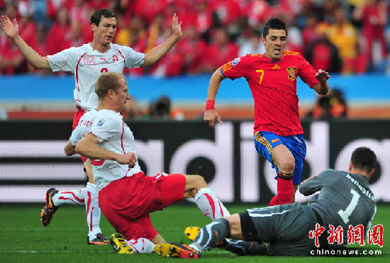 Gelson Fernandes' charge before the net awarded Switzerland a historic 1-0 win over Spain in their Group H opener in Durban, South Africa, June 16, 2010. This was the most unexpected result in the first round group matches. Switzerland never beat Spain in its past 18 attempts, managing only three draws. [Xinhua]