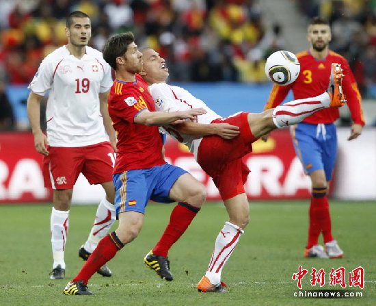 Gelson Fernandes' charge before the net awarded Switzerland a historic 1-0 win over Spain in their Group H opener in Durban, South Africa, June 16, 2010. This was the most unexpected result in the first round group matches. Switzerland never beat Spain in its past 18 attempts, managing only three draws. [Xinhua]