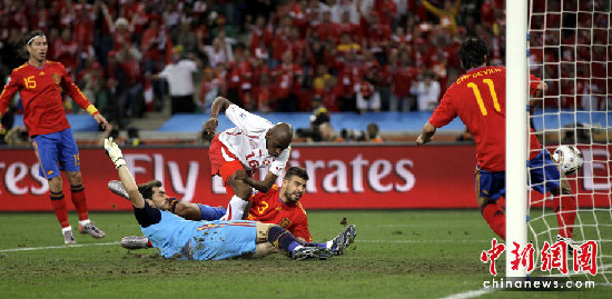 Gelson Fernandes' charge before the net awarded Switzerland a historic 1-0 win over Spain in their Group H opener in Durban, South Africa, June 16, 2010. This was the most unexpected result in the first round group matches. Switzerland never beat Spain in its past 18 attempts, managing only three draws. [Xinhua]