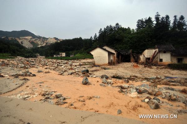 Photo taken on June 16, 2010 shows the farmers' houses in messy ruins after a destructive mudslide ravaged past, at Fushe Village, Yetan Town of Dongyuan County, south China's Guangdong Province. A destructive mudslide occurred after days of torrential downpour here, having left the road severed, parts of farmers' houses damaged, farmlands submerged and local traffic, water and electricity supply cut off. [Xinhua/Huang Zanfu]