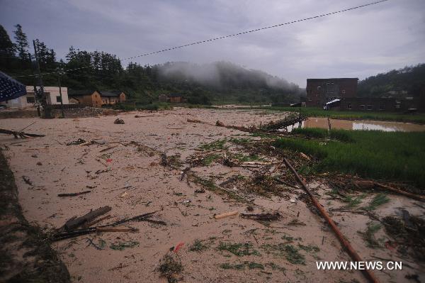 Photo taken on June 16, 2010 shows the farmers' houses in messy ruins after a destructive mudslide ravaged past, at Fushe Village, Yetan Town of Dongyuan County, south China's Guangdong Province. A destructive mudslide occurred after days of torrential downpour here, having left the road severed, parts of farmers' houses damaged, farmlands submerged and local traffic, water and electricity supply cut off. [Xinhua/Huang Zanfu]