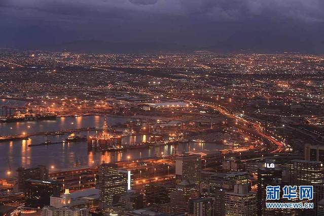 Photo shows the night view of the port of Cape Town in South Africa. [Xinhua]