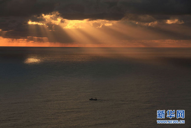 Photo shows the night view of the port of Cape Town in South Africa. [Xinhua]