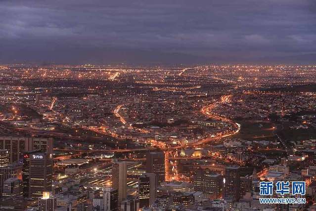 Photo shows the night view of the port of Cape Town in South Africa. [Xinhua]