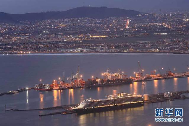 Photo shows the night view of the port of Cape Town in South Africa. [Xinhua]