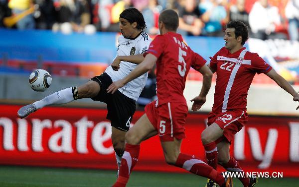 Germany's Sami Khedira (L) vies with players of Serbia during the 2010 World Cup Group D soccer match between Germany and Serbia at the Nelson Mandela Bay stadium in Port Elizabeth, South Africa, on June 18, 2010. (Xinhua/Liao Yujie) 