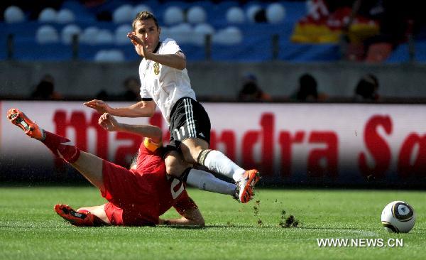 Germany's Miroslav Klose (R) vies with a player of Serbia during the 2010 World Cup Group D soccer match between Germany and Serbia at the Nelson Mandela Bay stadium in Port Elizabeth, South Africa, on June 18, 2010. (Xinhua/Yang Lei)