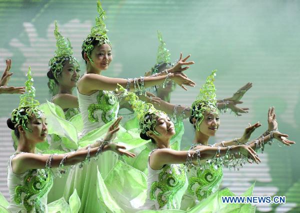 Graceful dance performance at Jiangsu Week of World Expo