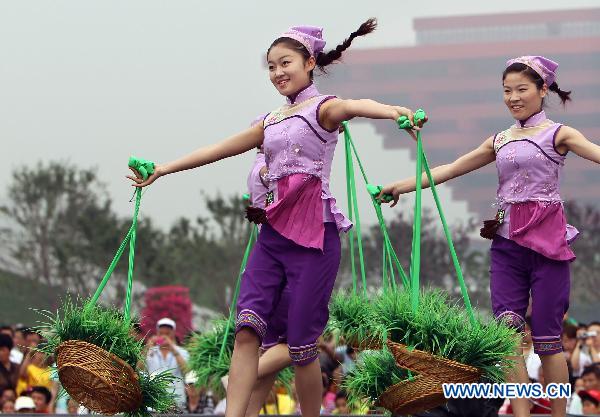 Graceful dance performance at Jiangsu Week of World Expo