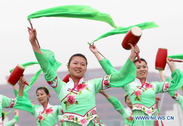 Graceful dance performance at Jiangsu Week of World Expo