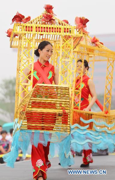 Graceful dance performance at Jiangsu Week of World Expo