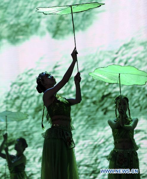 Graceful dance performance at Jiangsu Week of World Expo