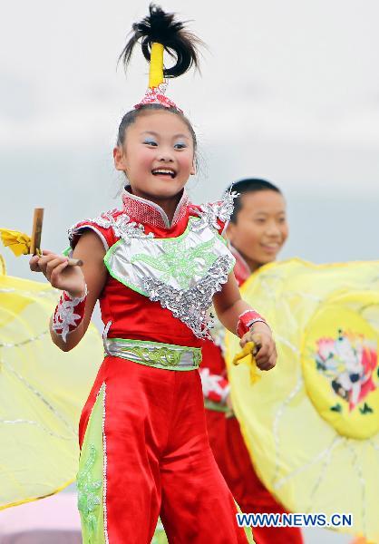 Graceful dance performance at Jiangsu Week of World Expo