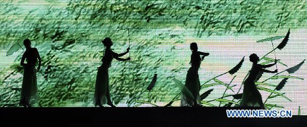 Graceful dance performance at Jiangsu Week of World Expo