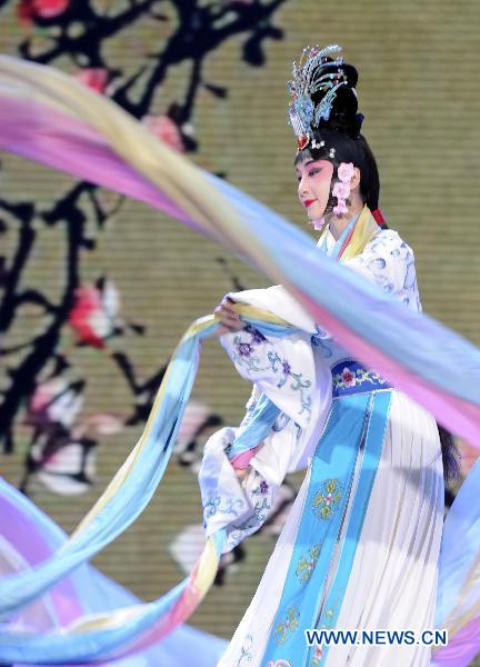 Graceful dance performance at Jiangsu Week of World Expo