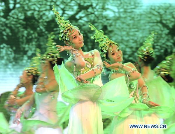 Graceful dance performance at Jiangsu Week of World Expo