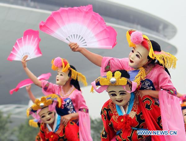 Graceful dance performance at Jiangsu Week of World Expo