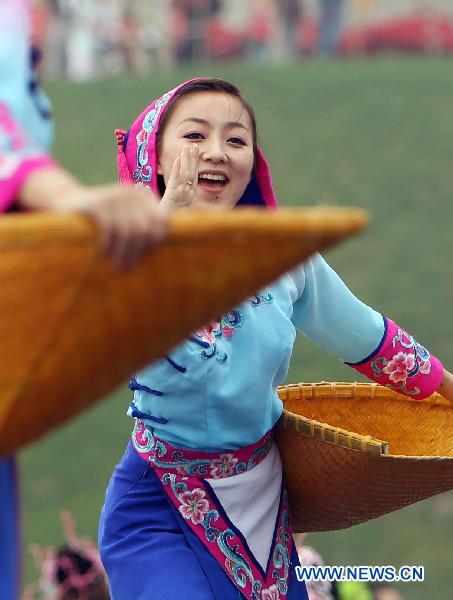 Graceful dance performance at Jiangsu Week of World Expo