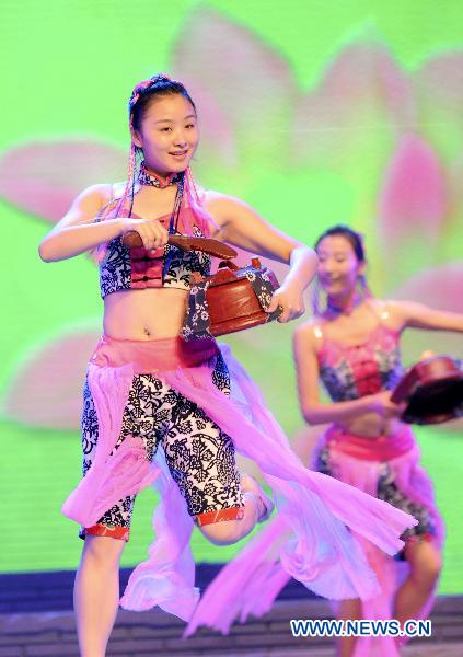 Graceful dance performance at Jiangsu Week of World Expo