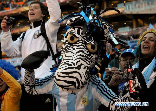 An Argentine supporter cheers prior to a 2010 World Cup Group B match between Argentina and South Korea at the Soccer City stadium in Soweto, suburban Johannesburg, South Africa, on June 17, 2010.(Xinhua/Guo Yong)