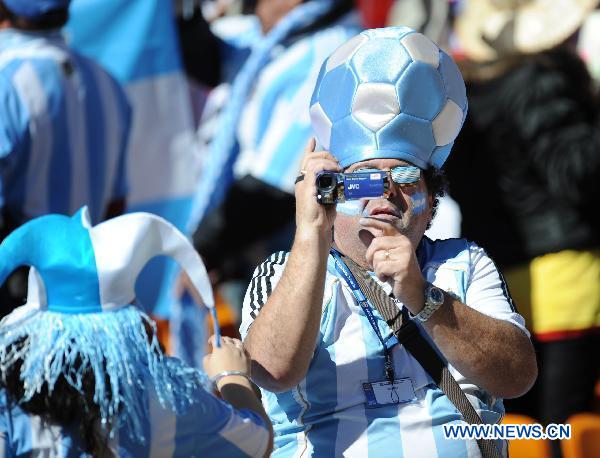 An Argentine supporters takes videos prior to a 2010 World Cup Group B match between Argentina and South Korea at the Soccer City stadium in Soweto, suburban Johannesburg, South Africa, on June 17, 2010. [Xinhua/Guo Yong]