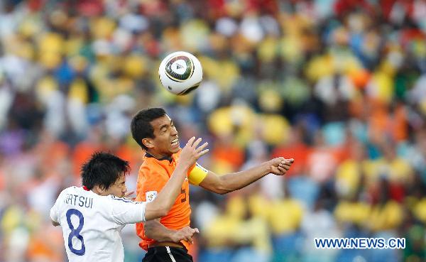 Netherlands' Giovanni Van Bronckhorst (R) vies with Japan's Daisuke Matsui during their 2010 World Cup Group E soccer match at Moses Mabhida stadium in Durban, South Africa, on June 19, 2010. (Xinhua/Liao Yujie)