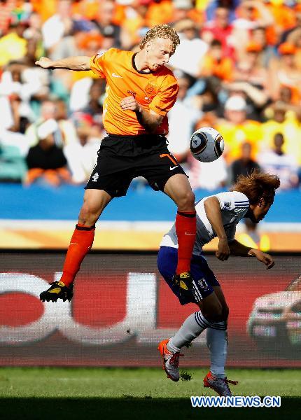 Netherlands' Dirk Kuyt (top) vies with a player of Japan during their 2010 World Cup Group E soccer match at Moses Mabhida stadium in Durban, South Africa, on June 19, 2010. (Xinhua/Liao Yujie) 