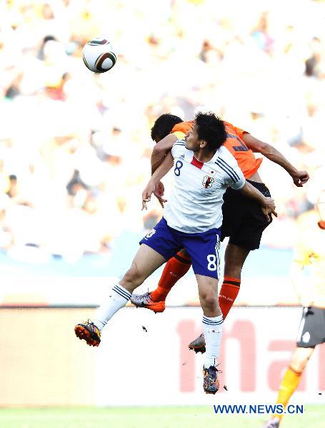 Japan's Daisuke Matsui (Front) vies with a player of Netherlands during their 2010 World Cup Group E soccer match at Moses Mabhida stadium in Durban, South Africa, on June 19, 2010. (Xinhua/Liao Yujie)