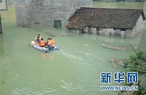 Rescue workers transfer flood-hit villagers in Sanshi Township, Guangxi Zhuang Autonomous Region, on June 15, 2010.