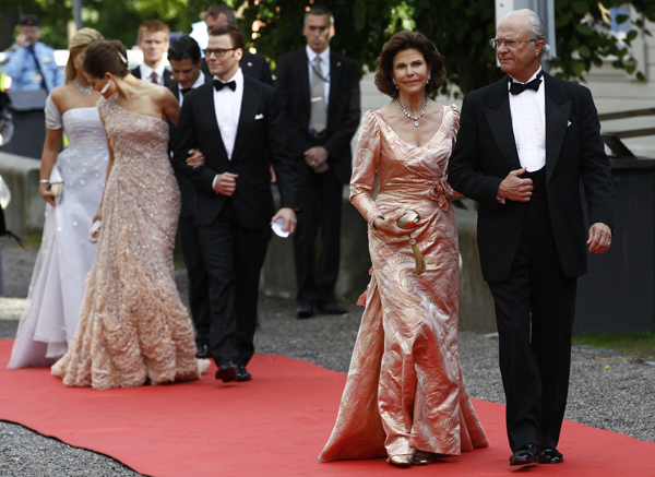 Sweden's King Carl XVI Gustaf and Queen Silvia (front), Crown Princess Victoria and her fiance Daniel Westling arrive for a Government dinner at the Eric Ericson Hall in Skeppsholmen June 18, 2010, to celebrate the wedding of Sweden's Crown Princess Victoria and Daniel Westling, who will be married in Stockholm Cathedral on June 19. 