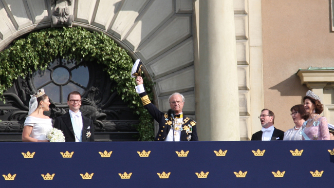 Swedish King Gustav Vasa (3rd L) gives thanks to citizens as Crown Princess Victoria (1st L) and Mr. Daniel Westling (2nd L) stand beside during their wedding celebration in Stockholm, capital of Sweden, June 19, 2010. A grand wedding ceremony of Swedish Crown Princess Victoria and Mr. Daniel Westling was held in the Cathedral in Stockholm on Saturday. [Xinhua]