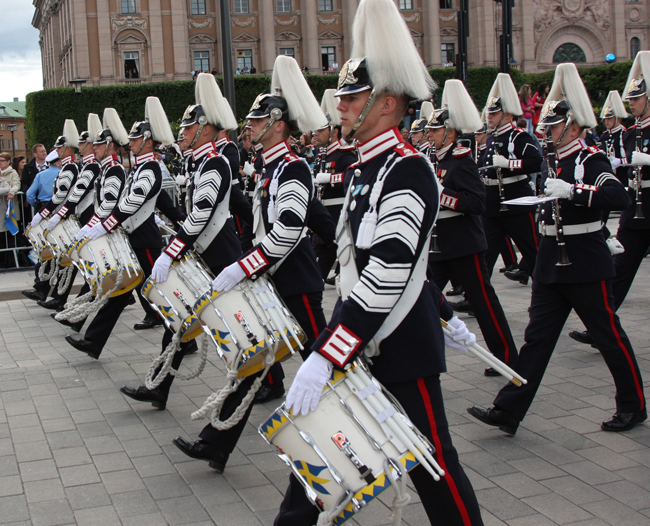  Royal band parade during the wedding celebration of Crown Princess Victoria and Mr. Daniel Westling in Stockholm, capital of Sweden, June 19, 2010. A grand wedding ceremony of Swedish Crown Princess Victoria and Mr. Daniel Westling was held in the Cathedral in Stockholm on Saturday. [Xinhua]