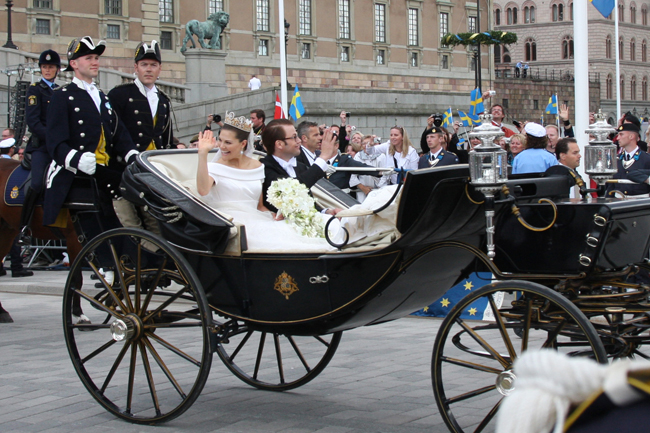 A grand wedding ceremony of Swedish Crown Princess Victoria and Mr. Daniel Westling was held in the Cathedral in Stockholm on Saturday.About 1,500 family members and guests including the Kings and Queens from Sweden, other European countries and even Jordan attended the wedding. [Xinhua]