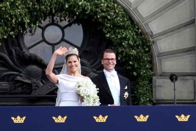 Crown Princess Victoria (L) and his husband Daniel Westling give thanks to citizens during their wedding celebration in Stockholm, capital of Sweden, June 19, 2010. A grand wedding ceremony of Swedish Crown Princess Victoria and Mr. Daniel Westling was held in the Cathedral in Stockholm on Saturday. [Xinhua]