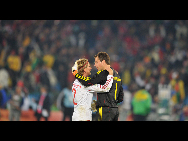 Thomas Sorensen of Denmark(R) celebrates the victory with his teammates Christian Bager Poulsen after the 2010 World Cup Group E soccer match against Cameroon at Loftus Verfeld stadium in Tshwane, South Africa, on June 19, 2010. [Xinhua]