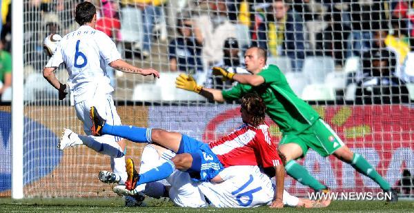 Paraguay's Enrique Vera (C) shoots and scores during the 2010 World Cup Group F football match against Slovakia at Free State Stadium in Bloemfontein, South Africa, on June 20, 2010. (Xinhua/Li Ga) 