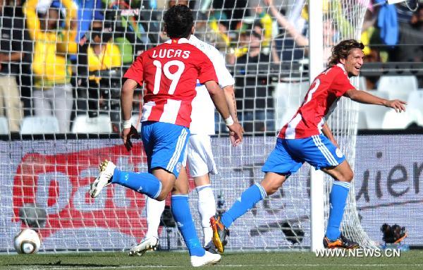 Paraguay's Enrique Vera (R) celebrates his scoring during the 2010 World Cup Group F football match against Slovakia at Free State Stadium in Bloemfontein, South Africa, on June 20, 2010. (Xinhua/Li Ga)