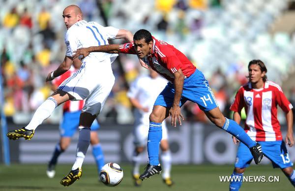 Paraguay's Paulo Da Silva (R) vies with Slovakia's Robert Vittek during the 2010 World Cup Group F football match at Free State Stadium in Bloemfontein, South Africa, on June 20, 2010. (Xinhua/Li Ga) 