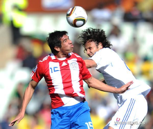 Paraguay's Victor Caceres (L) vies for the ball during the 2010 World Cup Group F football match gainst Slovakia at Free State Stadium in Bloemfontein, South Africa, on June 20, 2010. (Xinhua/Li Ga) 