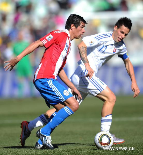 Paraguay's Victor Caceres (L) breaks through during the 2010 World Cup Group F football match against Slovakia at Free State Stadium in Bloemfontein, South Africa, on June 20, 2010. (Xinhua/Li Ga) 