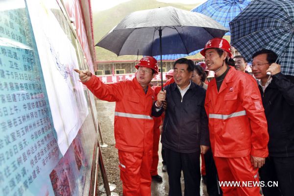 Chinese Vice Premier Hui Liangyu (2nd L) examines preparations for reconstruction at the reconstruction headquarters of the China Railway Construction Corporation in quake-hit Yushu prefecture, Qinghai Province of northwest China, on June 19, 2010. (Xinhua/Xie Huanchi) (nxl)<BR />