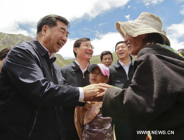 Chinese Vice Premier Hui Liangyu (L front) visits a temporary settlement in quake-hit Yushu prefecture, Qinghai Province of northwest China, on June 19, 2010. (Xinhua/Xie Huanchi) (nxl)<BR />