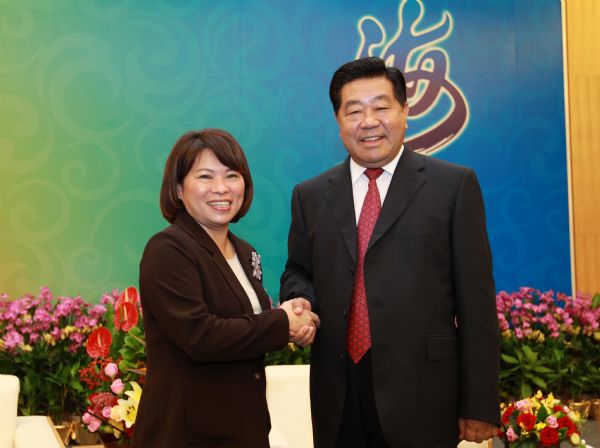 Jia Qinglin (R), member of the Standing Committee of the Political Bureau of the Communist Party of China (CPC) Central Committee and chairman of the National Committee of the Chinese People&apos;s Political Consultative Conference (CPPCC), meets with Huang Ming-hui, vice chairwoman of Taiwan&apos;s ruling Kuomintang party, during his meeting with participants of the second Strait Forum in Xiamen, southeast China&apos;s Fujian Province, on June 19, 2010(Xinhua/Pang Xinglei) (nxl)<BR />