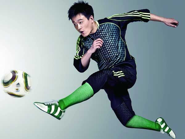 Chinese mainland TV actor Tong Dawei released a series of pictures shot especially for the 2010 South Africa FIFA World Cup. 