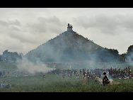 History enthusiasts, dressed as members of Allied Army, exercise at the bivouac of the famous battle of Waterloo in Waterloo, some 20 km south of Brussels, capital of Belgium, June 19, 2010. About 3,000 men across the Europe gathered in Waterloo this weekend to re-enact the crucial battle in 1815. [Xinhua]