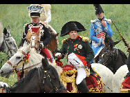 History enthusiasts, dressed as members of Allied Army, exercise at the bivouac of the famous battle of Waterloo in Waterloo, some 20 km south of Brussels, capital of Belgium, June 19, 2010. About 3,000 men across the Europe gathered in Waterloo this weekend to re-enact the crucial battle in 1815. [Xinhua]